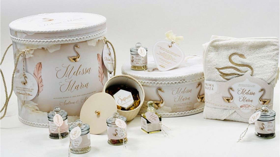 SET PRIMA BĂIȚĂ DUPĂ BOTEZ Ritualul blând al apei vegheat de nași Swan Feather 45